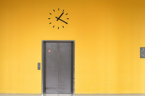 n04548280_wall_clock.JPEG